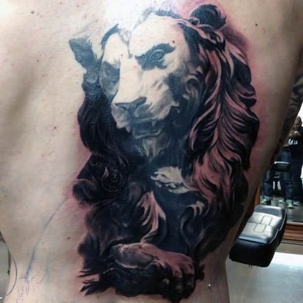 tatuaje leon espalda para hombre 05