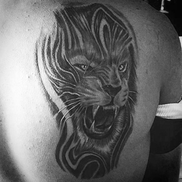 tatuaje leon espalda para hombre 07