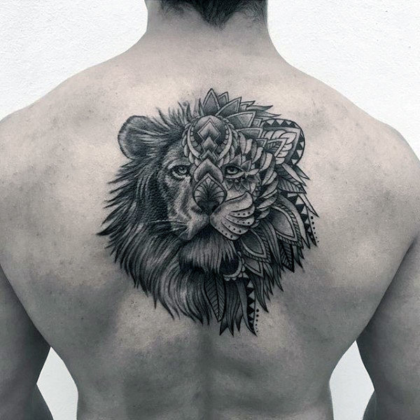 tatuaje leon espalda para hombre 11