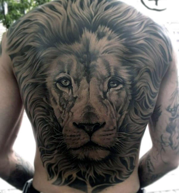 tatuaje leon espalda para hombre 12