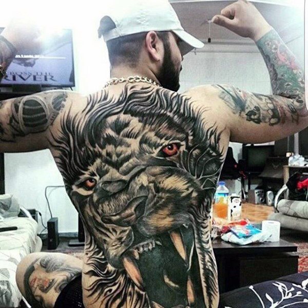 tatuaje leon espalda para hombre 13