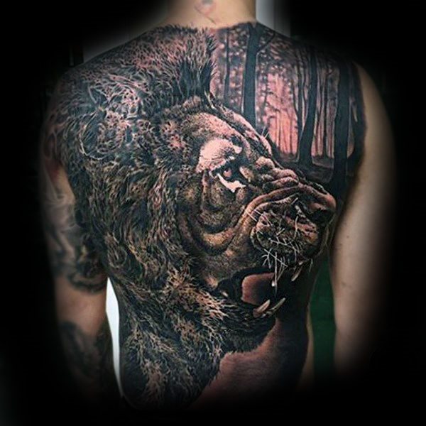 tatuaje leon espalda para hombre 17
