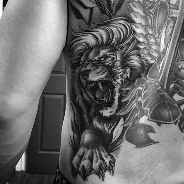 tatuaje leon espalda para hombre 40
