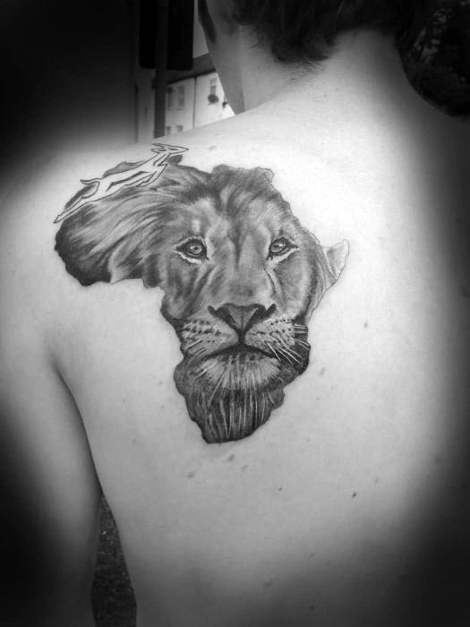 tatuaje leon hombro para hombre 02