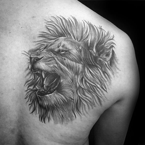 tatuaje leon hombro para hombre 33
