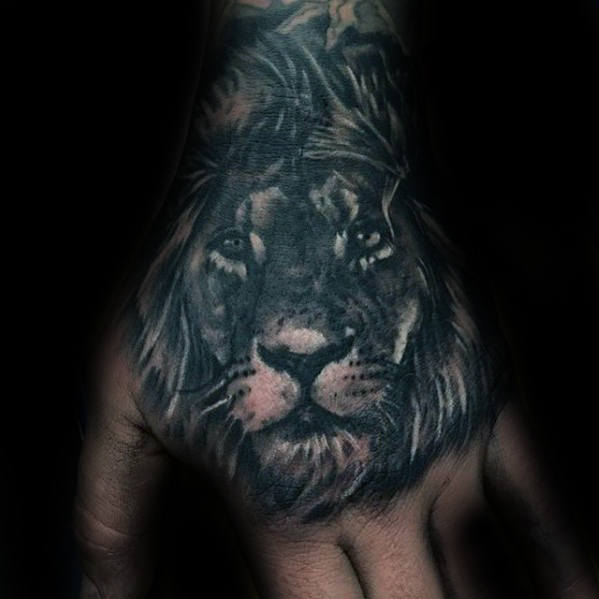tatuaje leon mano para hombre 01