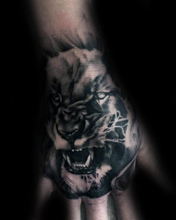 tatuaje leon mano para hombre 02