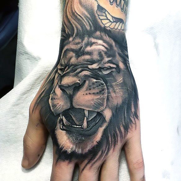 tatuaje leon mano para hombre 03