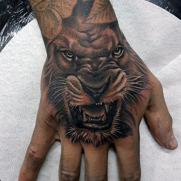 tatuaje leon mano para hombre 04