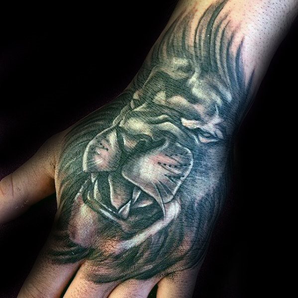 tatuaje leon mano para hombre 06