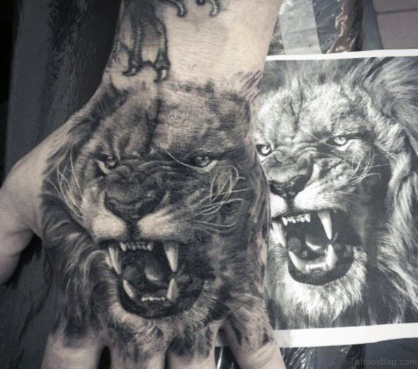 tatuaje leon mano para hombre 07