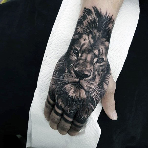 tatuaje leon mano para hombre 08