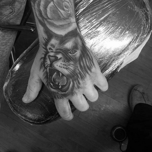 tatuaje leon mano para hombre 09