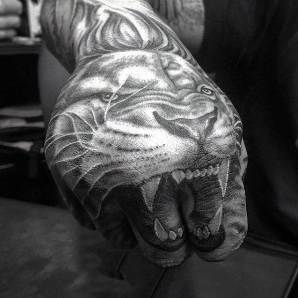 tatuaje leon mano para hombre 10