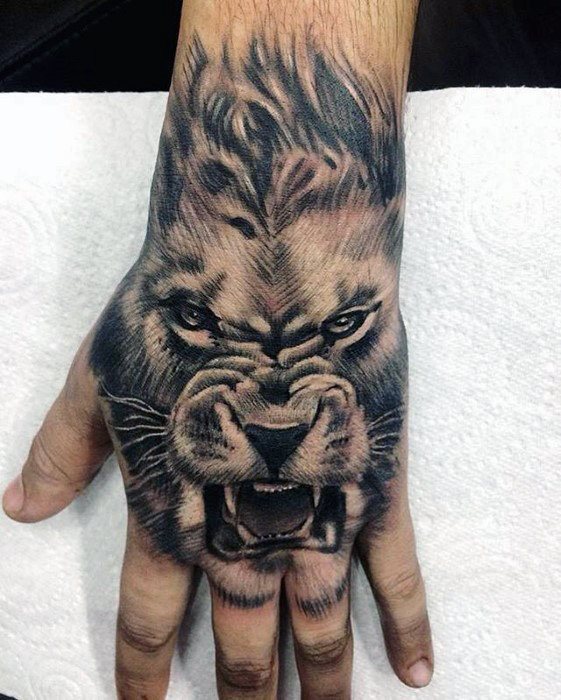 tatuaje leon mano para hombre 13