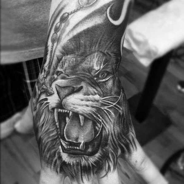 tatuaje leon mano para hombre 14