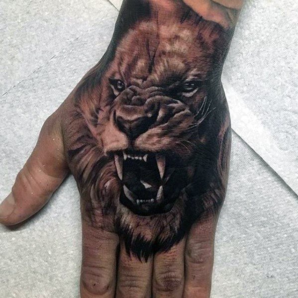 tatuaje leon mano para hombre 15
