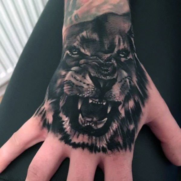 tatuaje leon mano para hombre 16