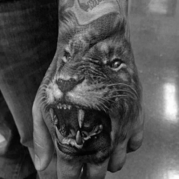 tatuaje leon mano para hombre 20