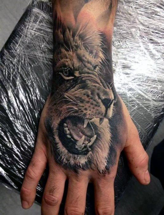 tatuaje leon mano para hombre 22