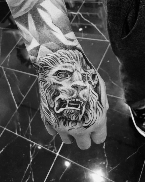tatuaje leon mano para hombre 23