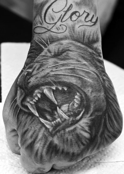 tatuaje leon mano para hombre 24