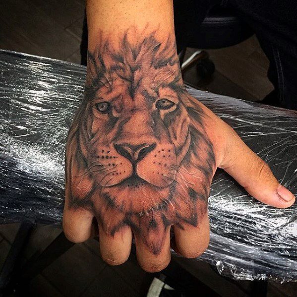 tatuaje leon mano para hombre 26