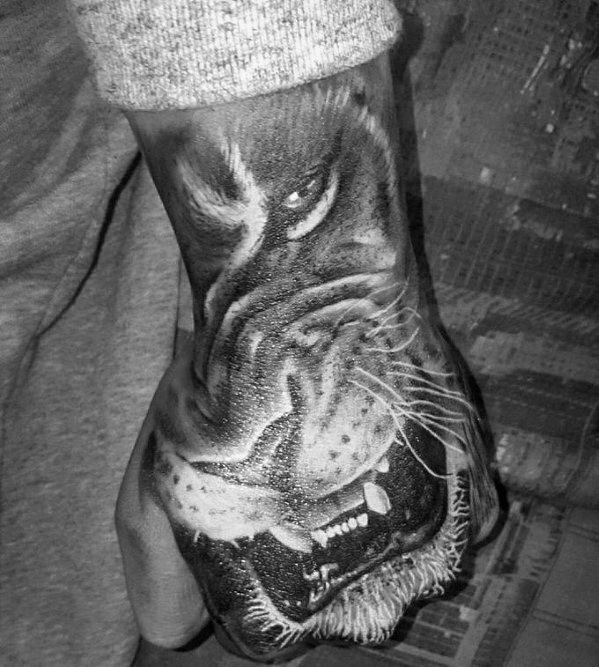 tatuaje leon mano para hombre 28