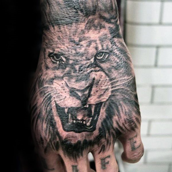 tatuaje leon mano para hombre 29