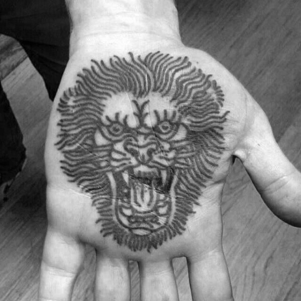 tatuaje leon mano para hombre 30