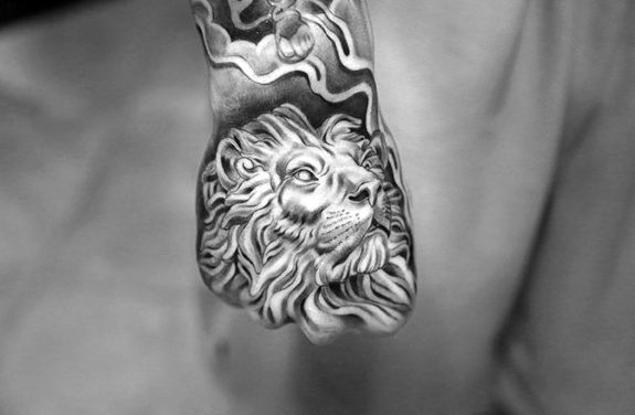 tatuaje leon mano para hombre 31
