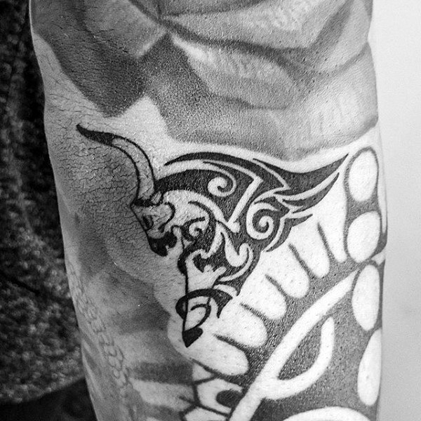 tatuaje toro para hombre 13