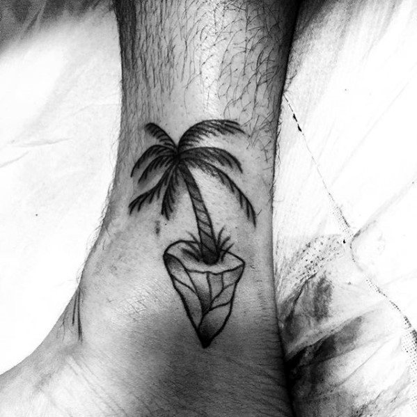 pequeno tatuaje arbol para hombre 01