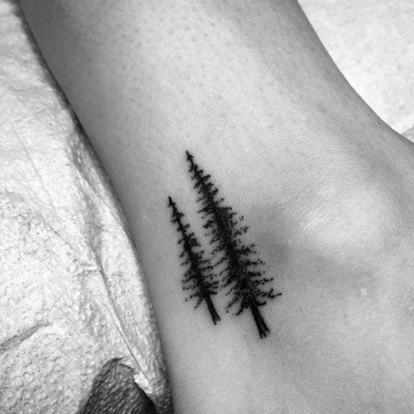 pequeno tatuaje arbol para hombre 02