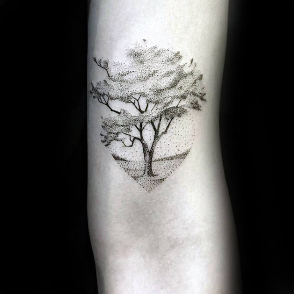pequeno tatuaje arbol para hombre 03