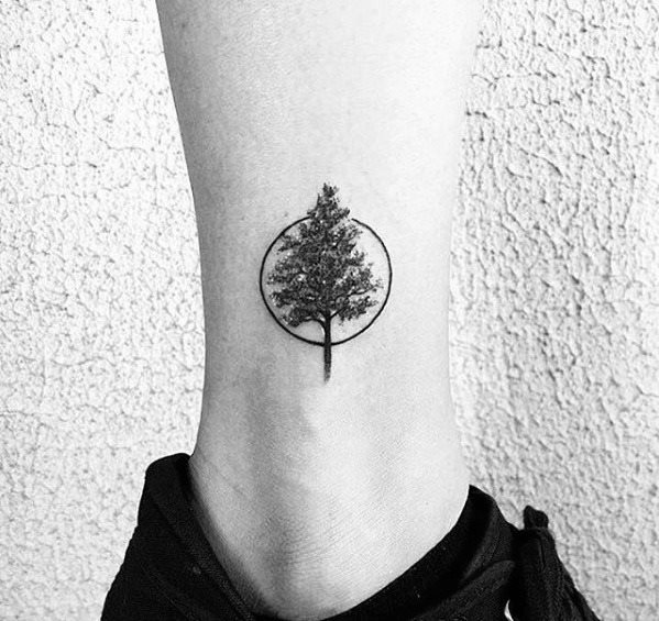 pequeno tatuaje arbol para hombre 17