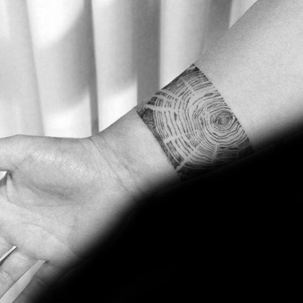 pequeno tatuaje arbol para hombre 19