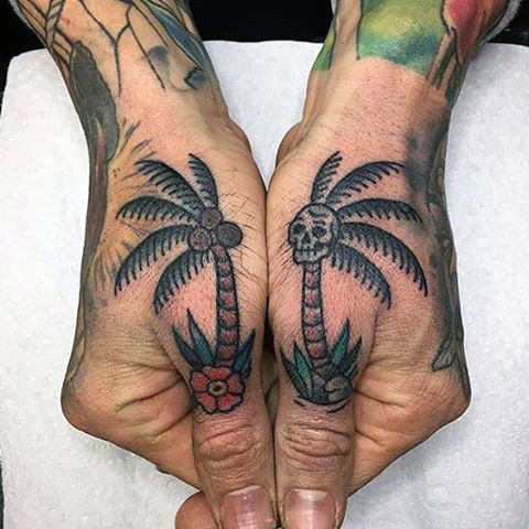 pequeno tatuaje arbol para hombre 32