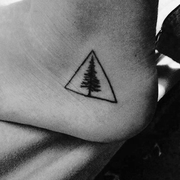 pequeno tatuaje arbol para hombre 49