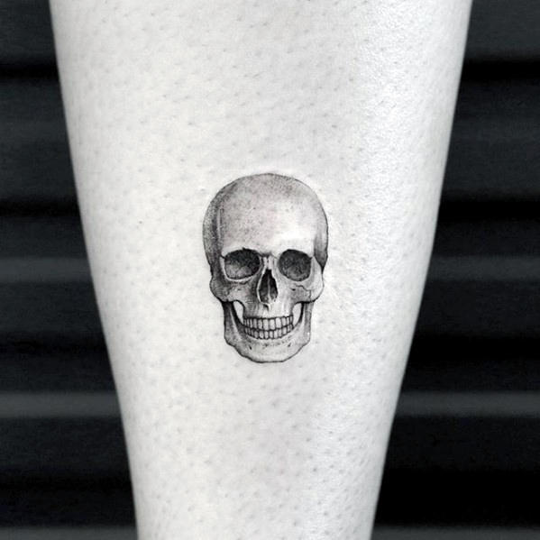 pequeno tatuaje calavera para hombre 01