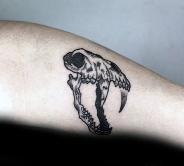 pequeno tatuaje calavera para hombre 02