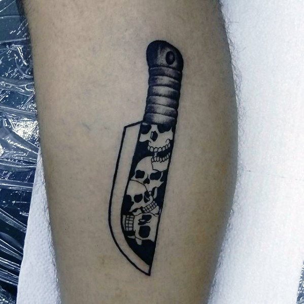 pequeno tatuaje calavera para hombre 04