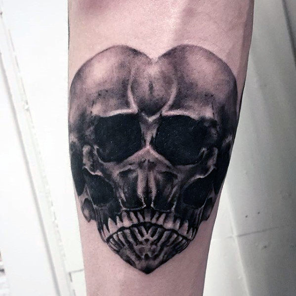 pequeno tatuaje calavera para hombre 05