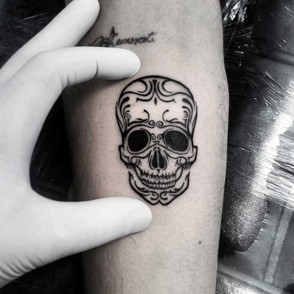 pequeno tatuaje calavera para hombre 06