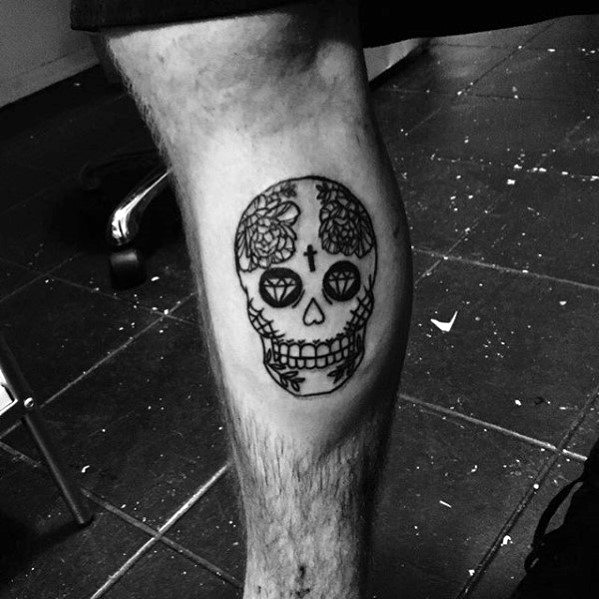 pequeno tatuaje calavera para hombre 07
