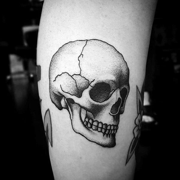 pequeno tatuaje calavera para hombre 08