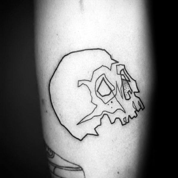 pequeno tatuaje calavera para hombre 09