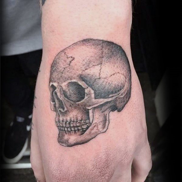 pequeno tatuaje calavera para hombre 11