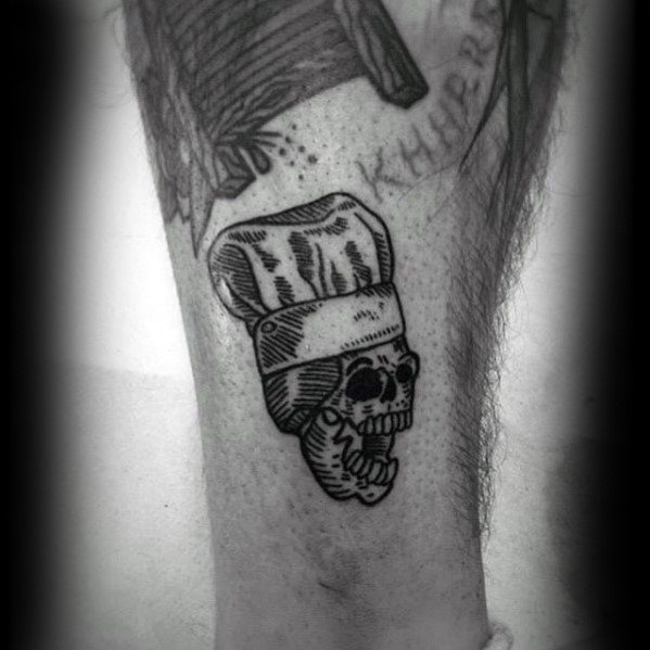 pequeno tatuaje calavera para hombre 12