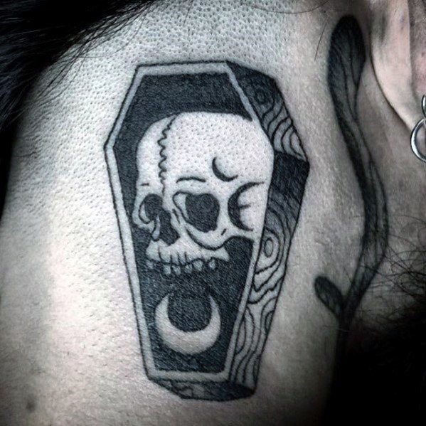 pequeno tatuaje calavera para hombre 13